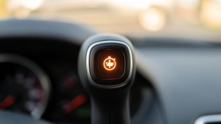 Voyant moteur orange sans perte de puissance : causes et solutions 2026